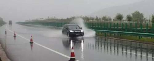 雨天上高速要注意什么